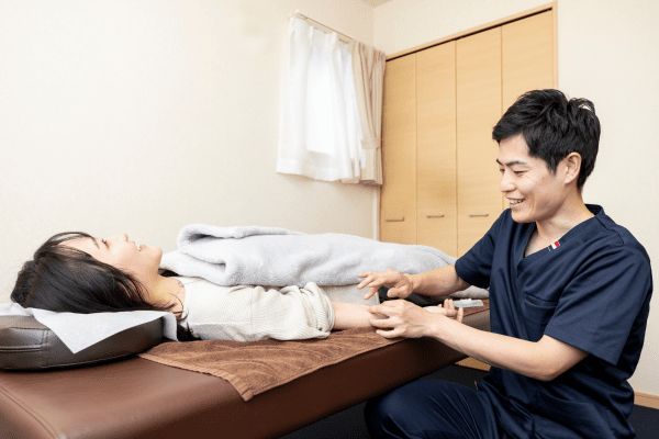 痛みを抑えたやさしい鍼灸施術の様子